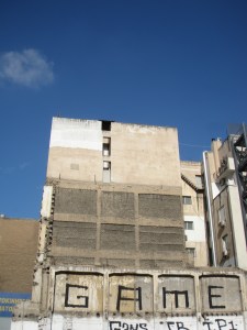 Immeuble à Athènes: Game over ( Photo Marguerite Champeaux-Rousselot, 2013